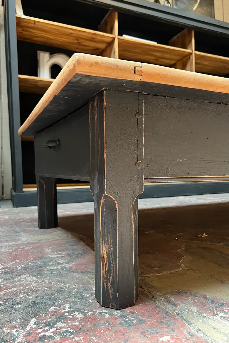 Table basse en merisier avec 3 tiroirs Début XXème