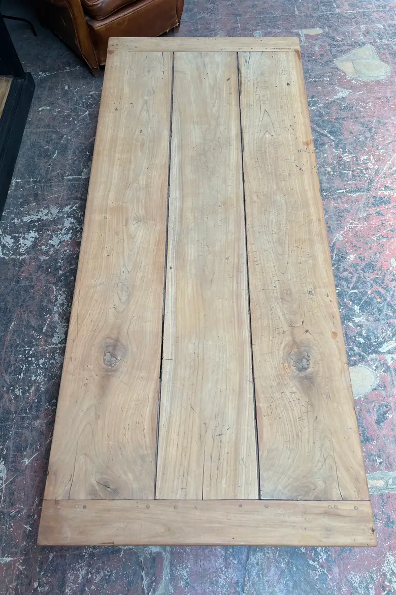 Table basse en merisier avec 3 tiroirs Début XXème