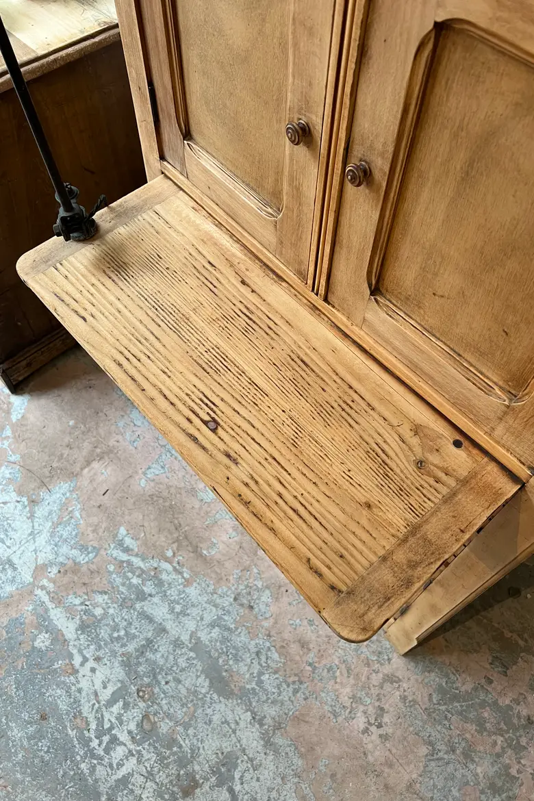 Ancien meuble de pensionnat en peuplier Années 40