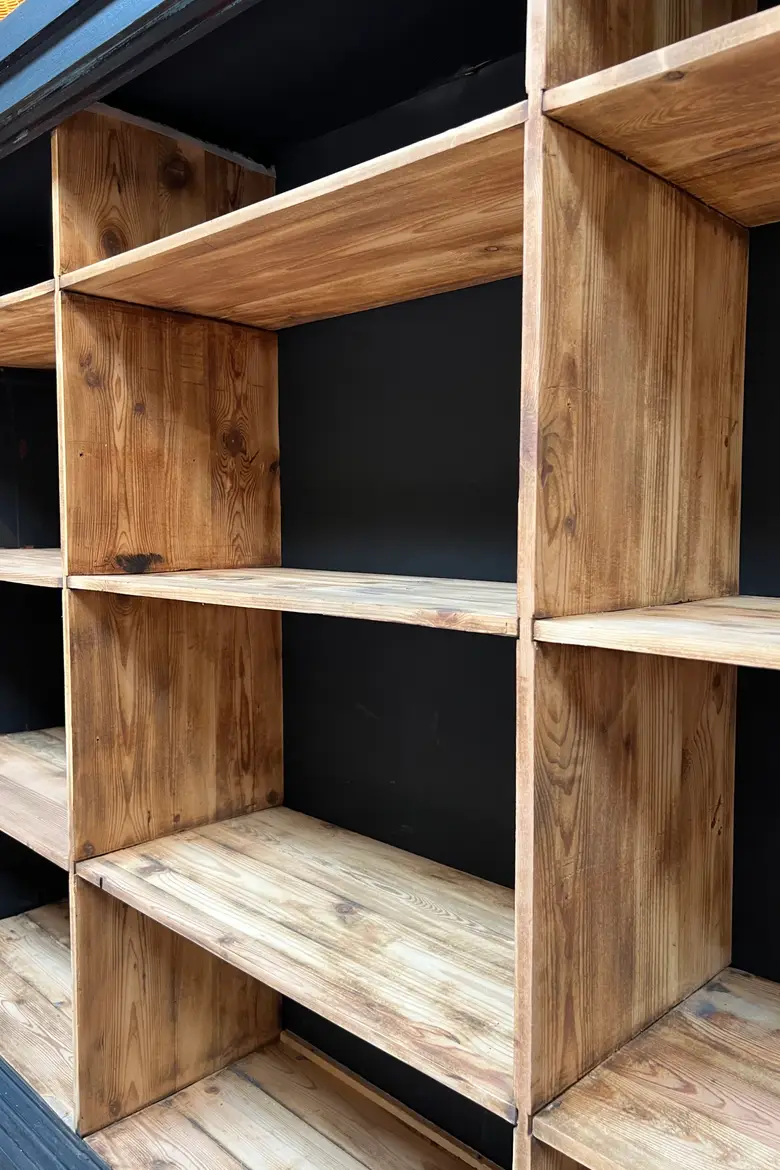 Bibliothèque ouverte en sapin Début XXème