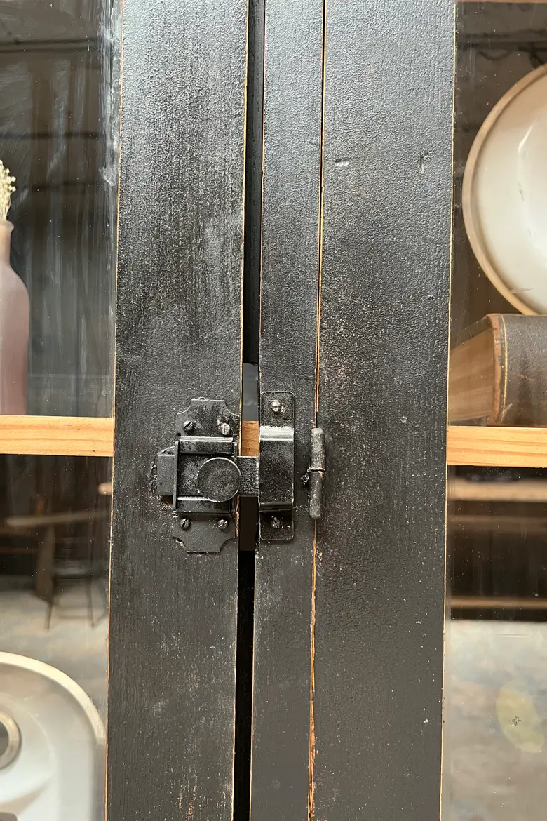 Ancienne bibliothèque d’école peinte en noir 3 portes vitrées