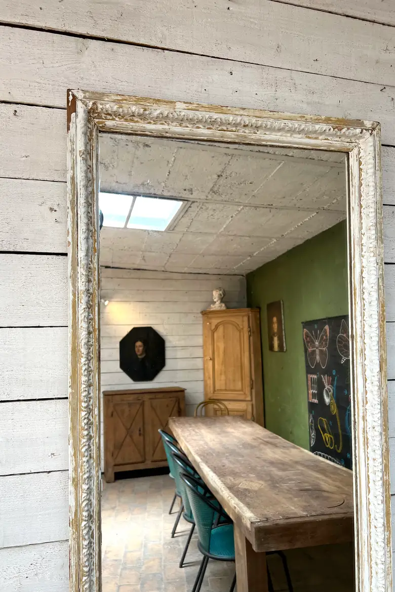 Grand miroir en bois patiné blanc XIXème de style Louis XVI