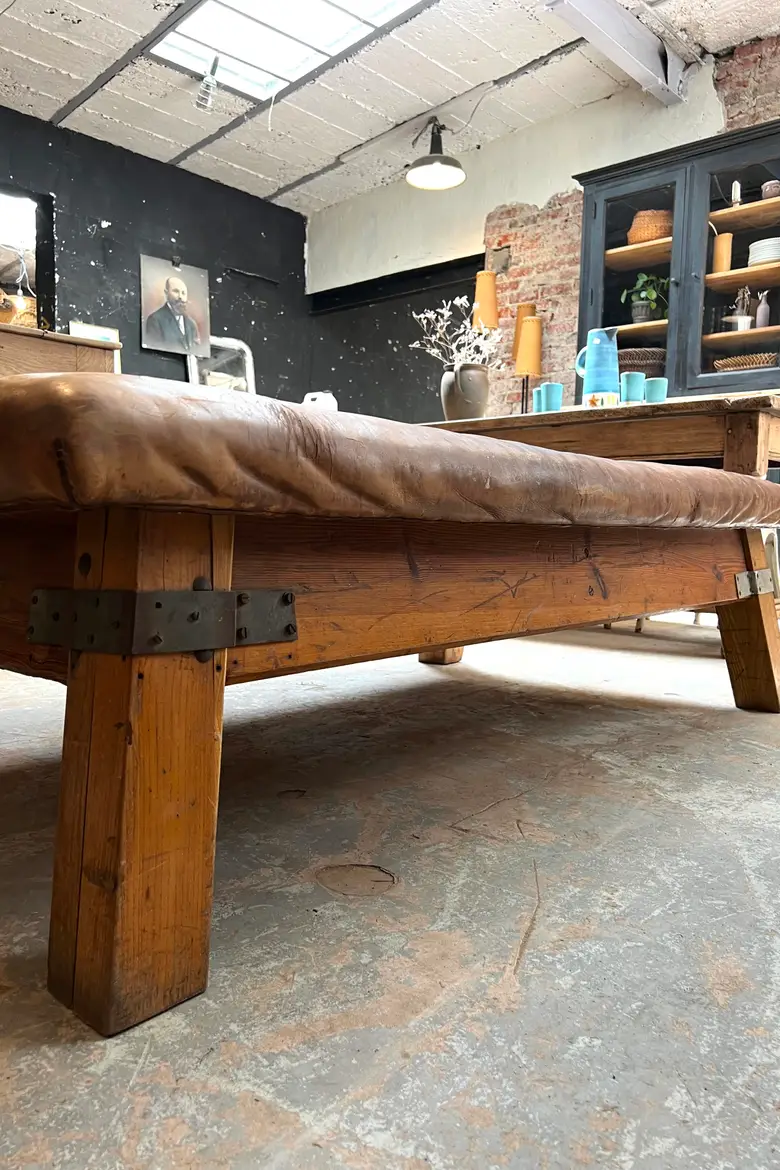 Ancien banc de sport en cuir vintage 1930