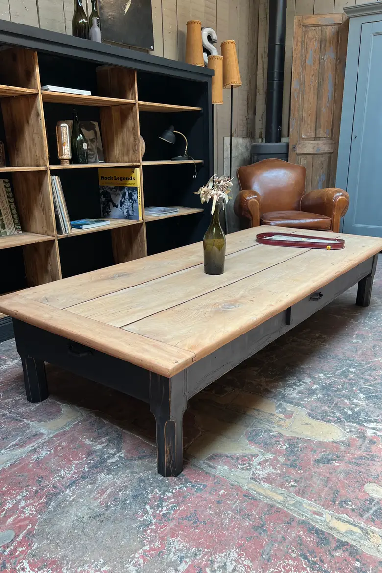 Table basse en merisier avec 3 tiroirs Début XXème
