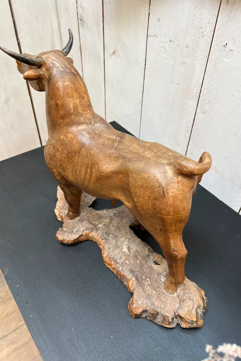 Sculpture de taureau art populaire signée