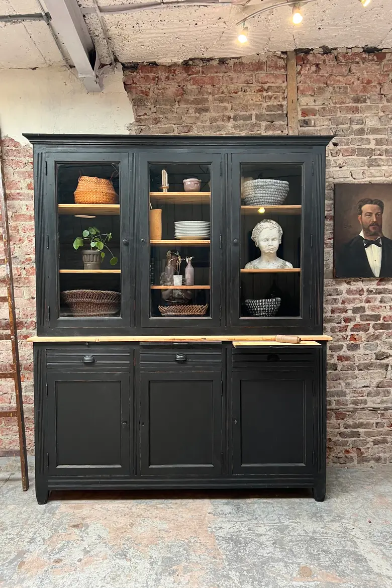 Ancien buffet deux corps vitré en sapin XXème