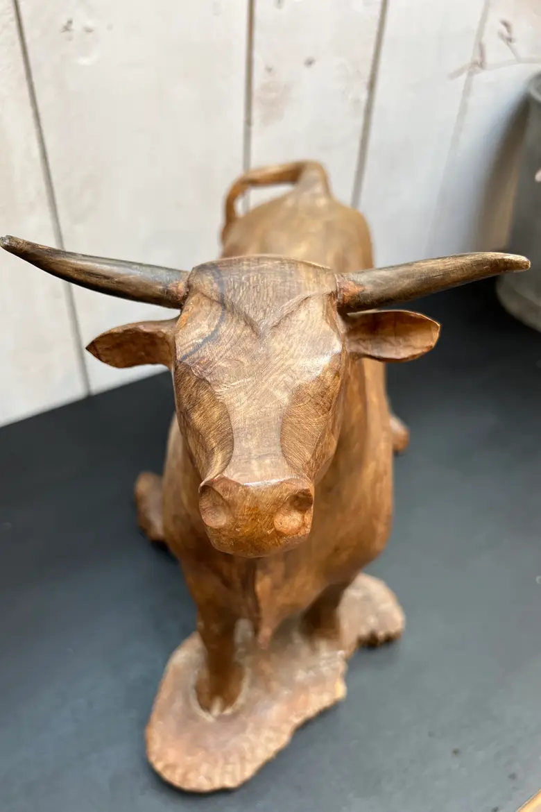 Sculpture de taureau art populaire signée