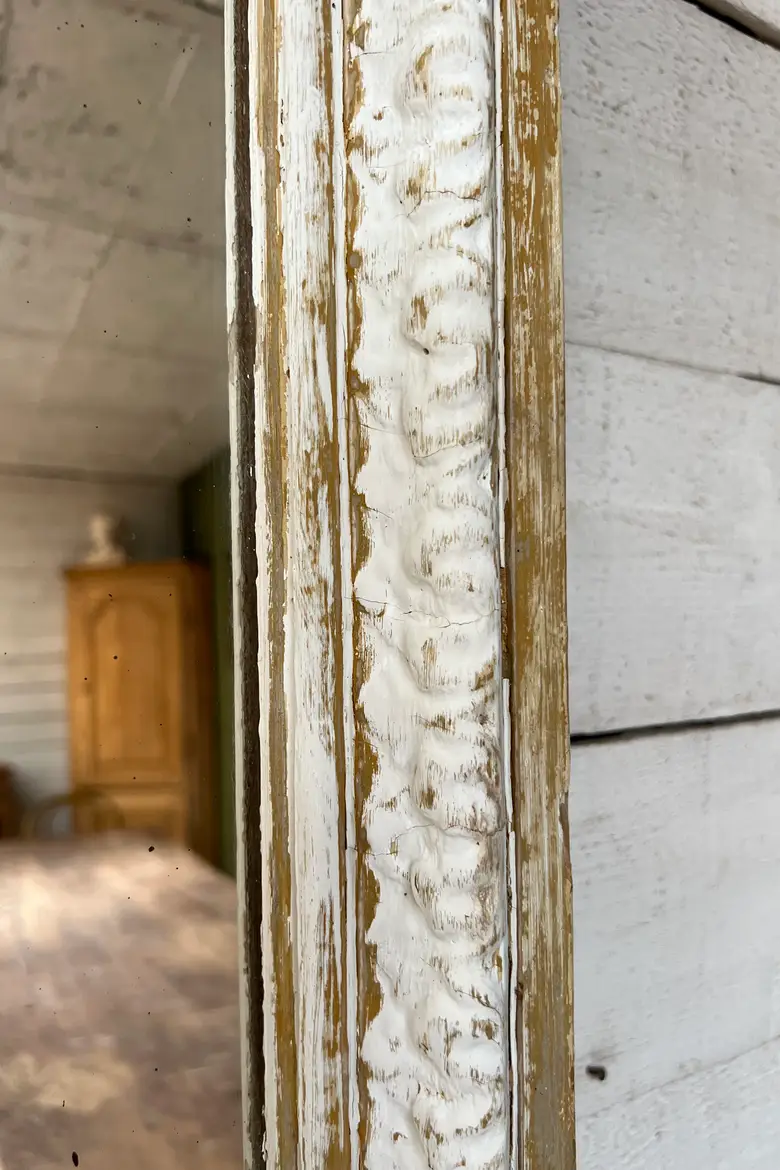 Grand miroir en bois patiné blanc XIXème de style Louis XVI