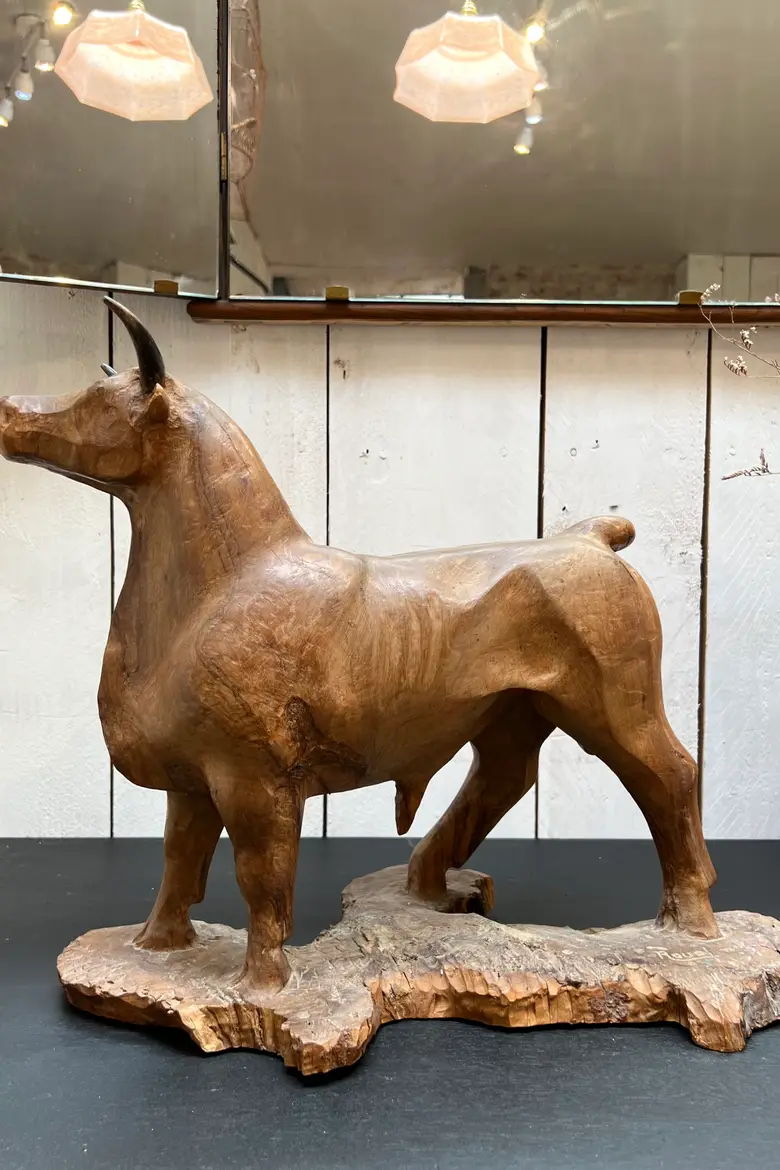Sculpture de taureau art populaire signée