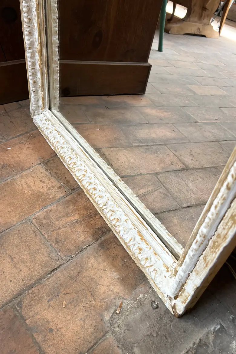 Grand miroir en bois patiné blanc XIXème de style Louis XVI