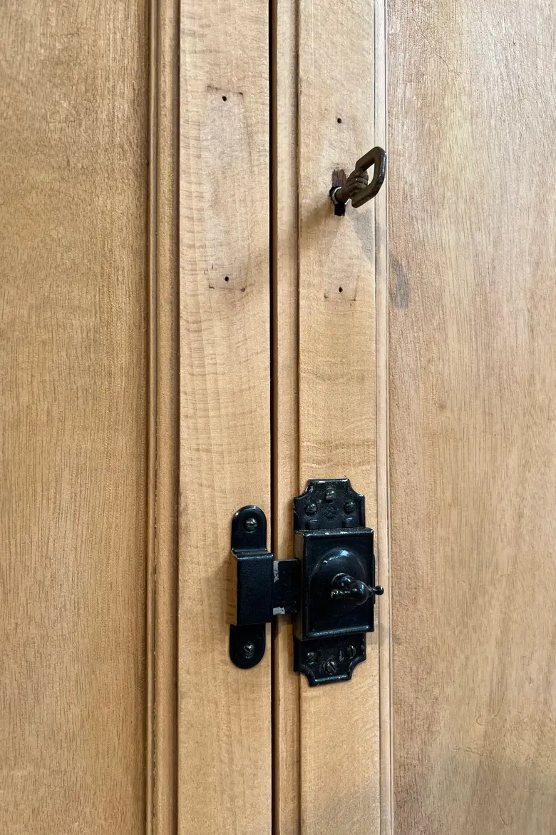 Ancien meuble d'internat 4 portes en hêtre Début XXème