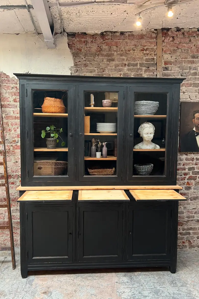 Ancien buffet deux corps vitré en sapin XXème