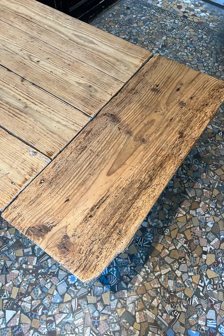 Ancienne table rustique en sapin avec une rallonge XIXème