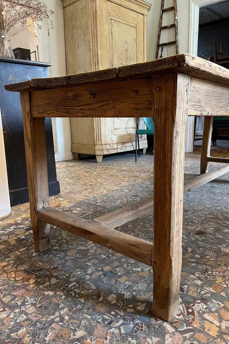 Ancienne table rustique en sapin avec une rallonge XIXème