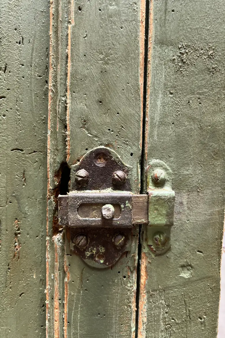 Ancienne vitrine patinée verte en bois Début XXème