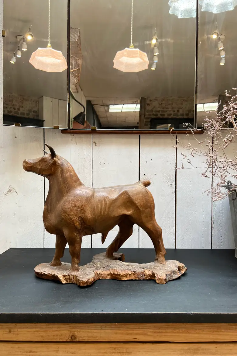Sculpture de taureau art populaire signée