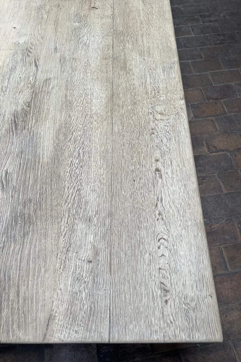 Grande table ancienne en chêne clair avec 2 rallonges