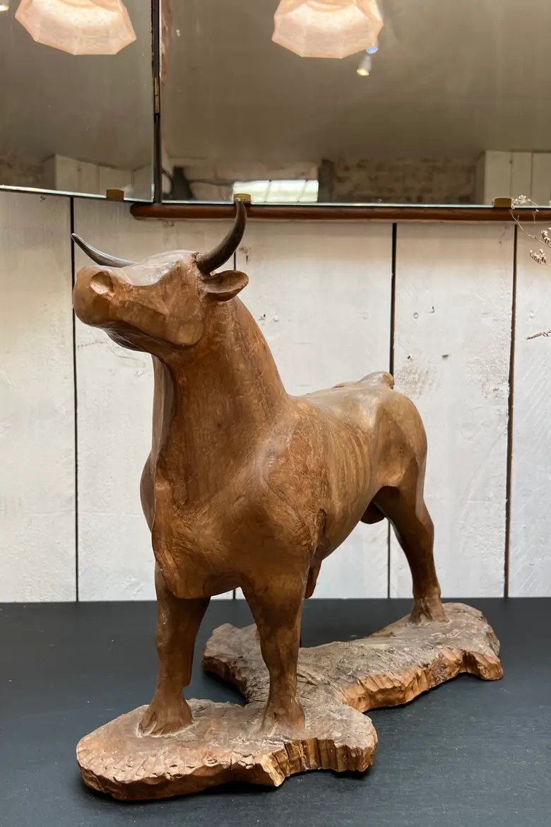 Sculpture de taureau art populaire signée