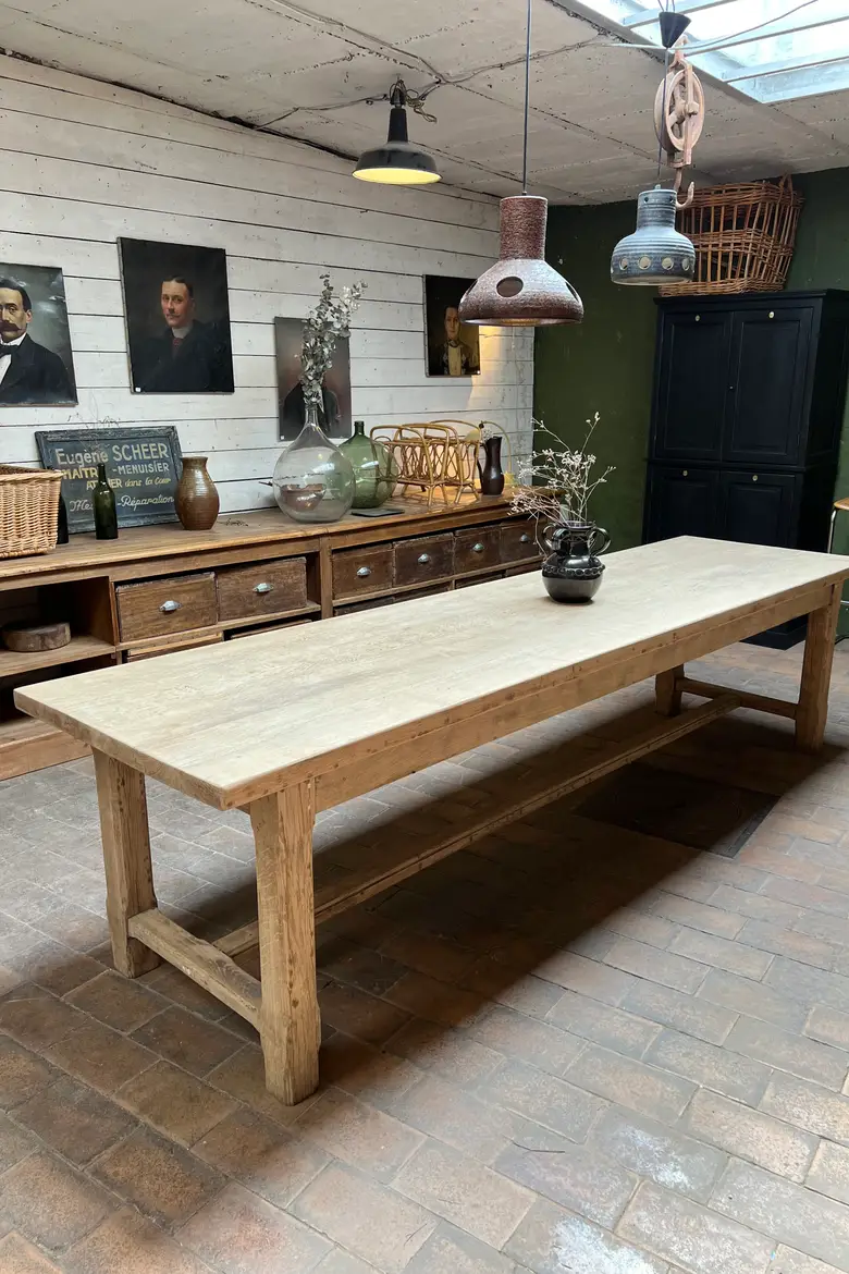 Grande table ancienne en chêne clair avec 2 rallonges