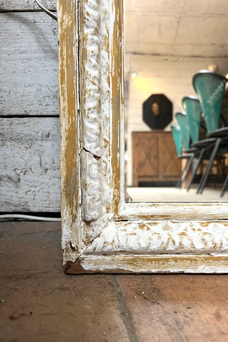 Grand miroir en bois patiné blanc XIXème de style Louis XVI