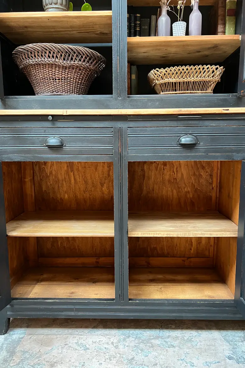 Ancien buffet deux corps vitré en sapin XXème