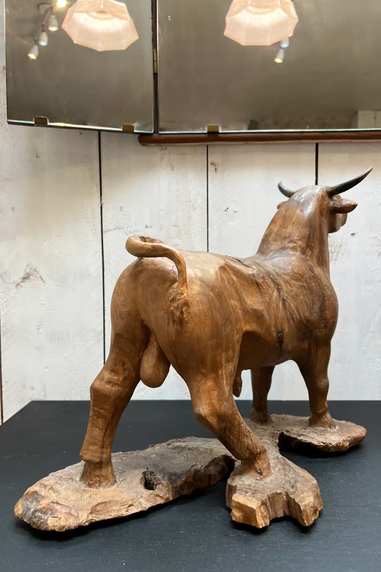 Sculpture de taureau art populaire signée