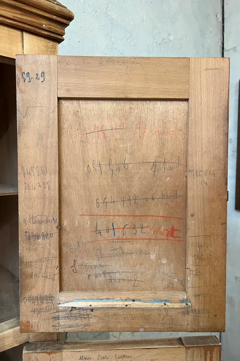 Ancien meuble de pensionnat en peuplier Années 40