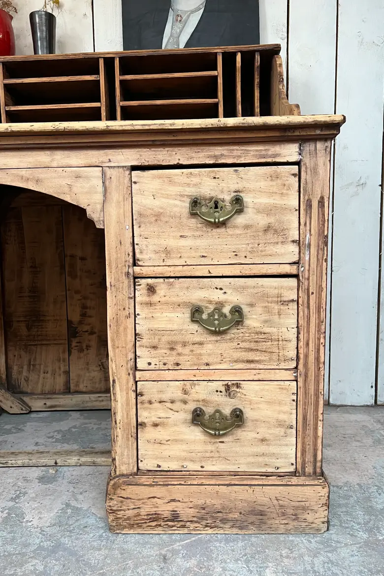 Ancien bureau en sapin et hêtre Début XXème