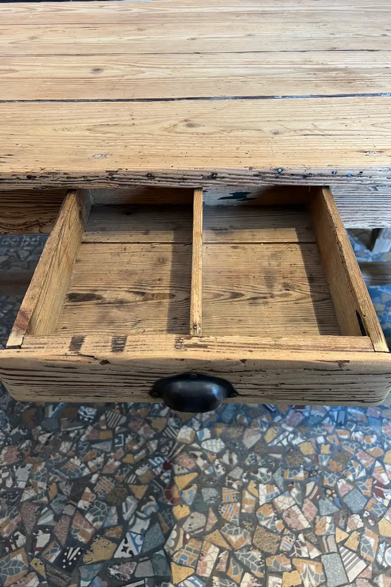 Ancienne table rustique en sapin avec une rallonge XIXème
