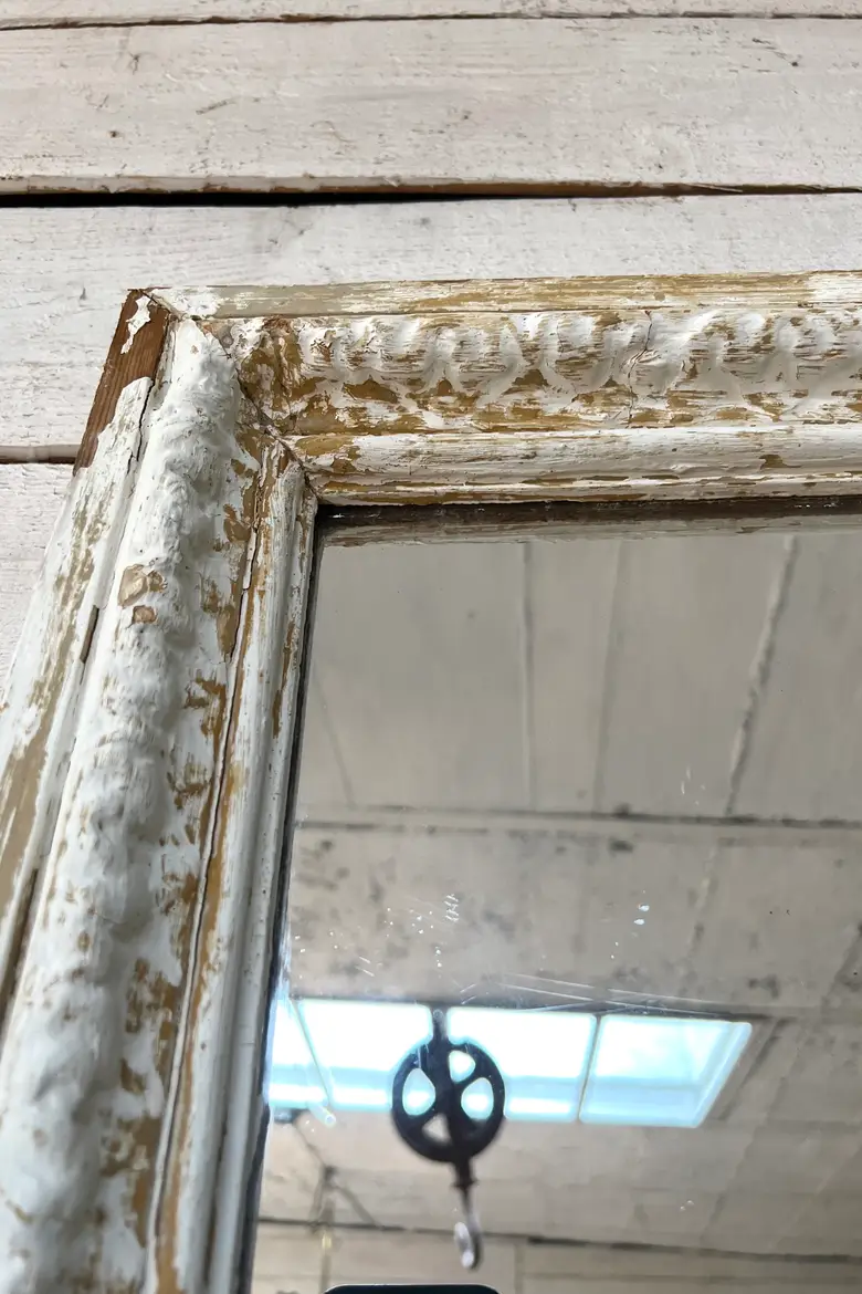 Grand miroir en bois patiné blanc XIXème de style Louis XVI
