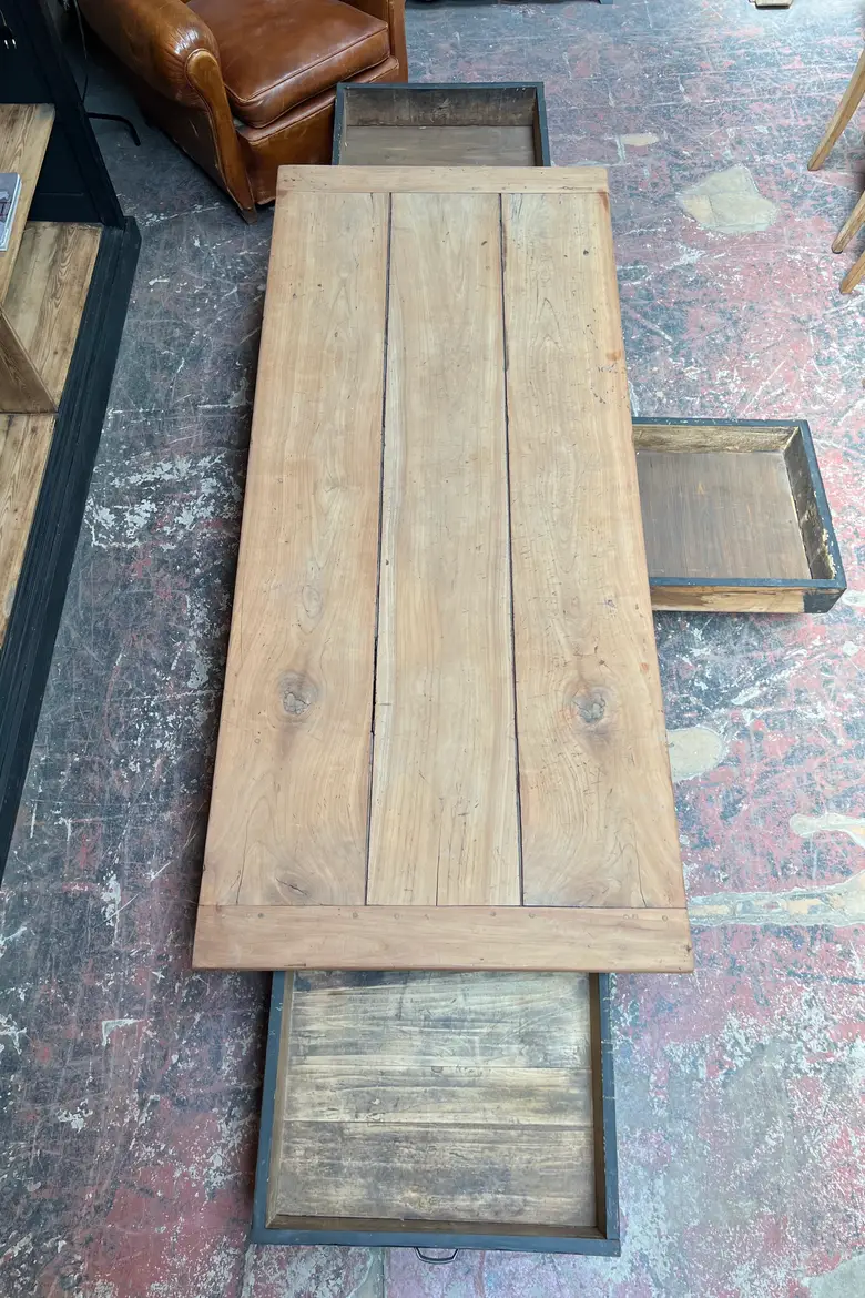 Table basse en merisier avec 3 tiroirs Début XXème