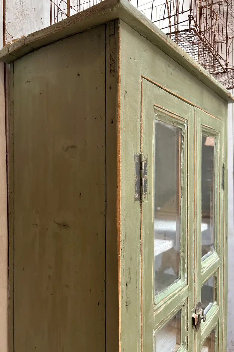 Ancienne vitrine patinée verte en bois Début XXème