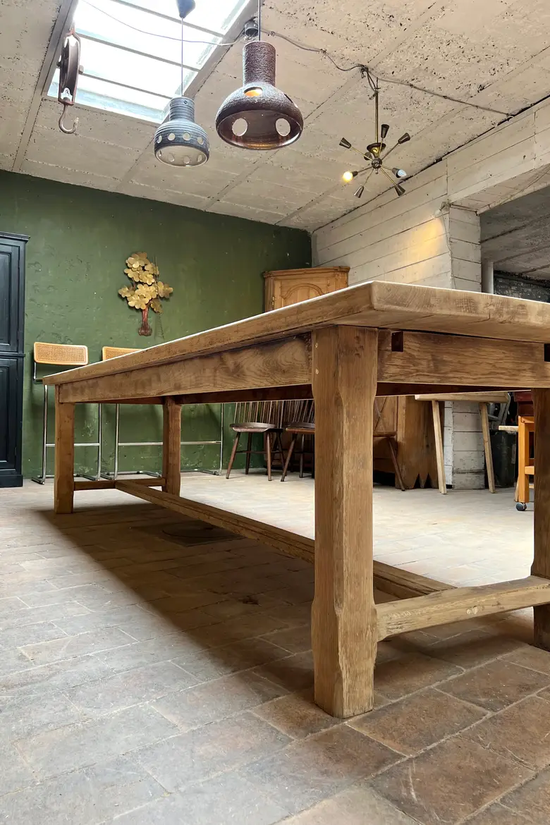 Grande table ancienne en chêne clair avec 2 rallonges