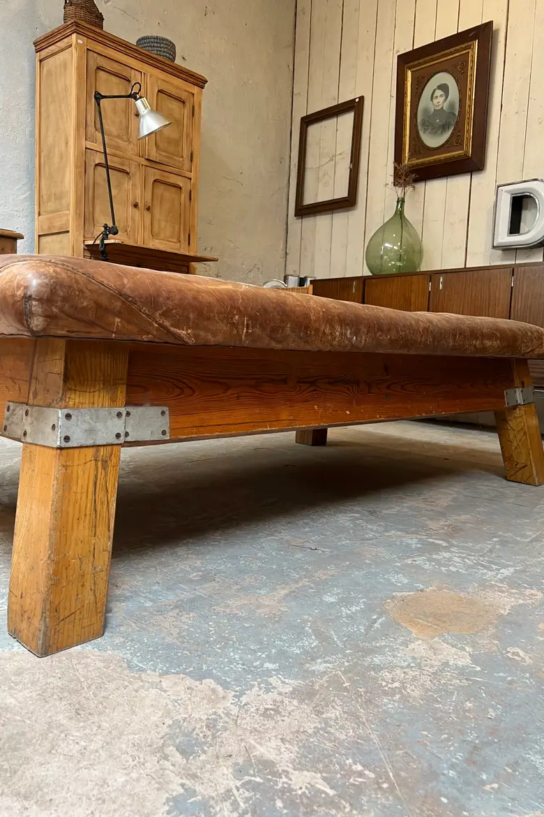 Ancien banc de sport en cuir vintage 1930