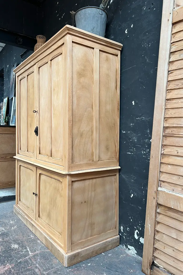 Ancien meuble d'internat 4 portes en hêtre Début XXème