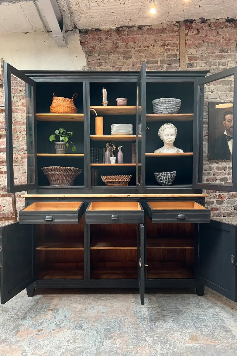 Ancien buffet deux corps vitré en sapin XXème