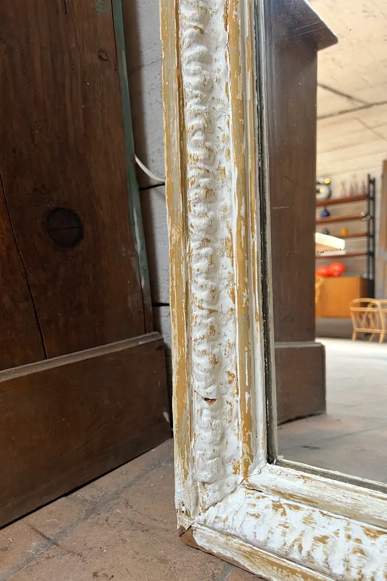 Grand miroir en bois patiné blanc XIXème de style Louis XVI