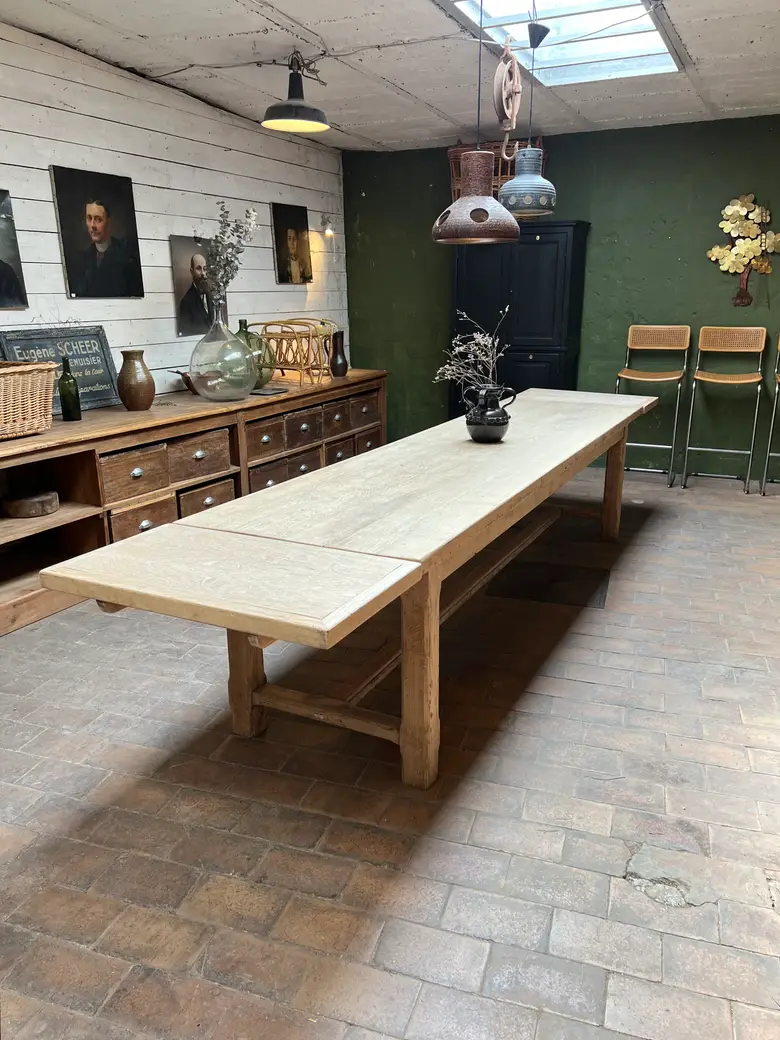 Grande table ancienne en chêne clair avec 2 rallonges