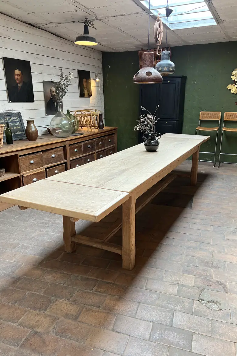 Grande table ancienne en chêne clair avec 2 rallonges