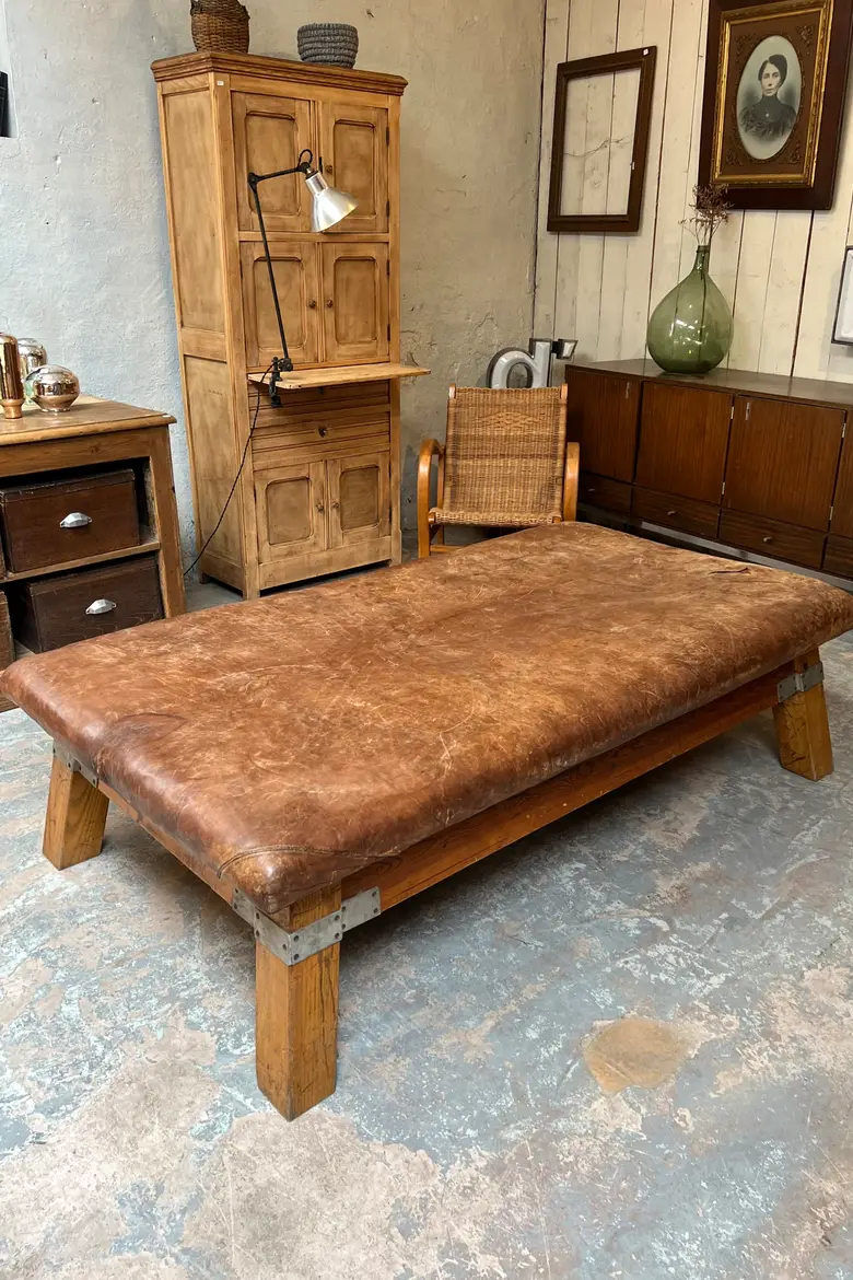 Ancien banc de sport en cuir vintage 1930