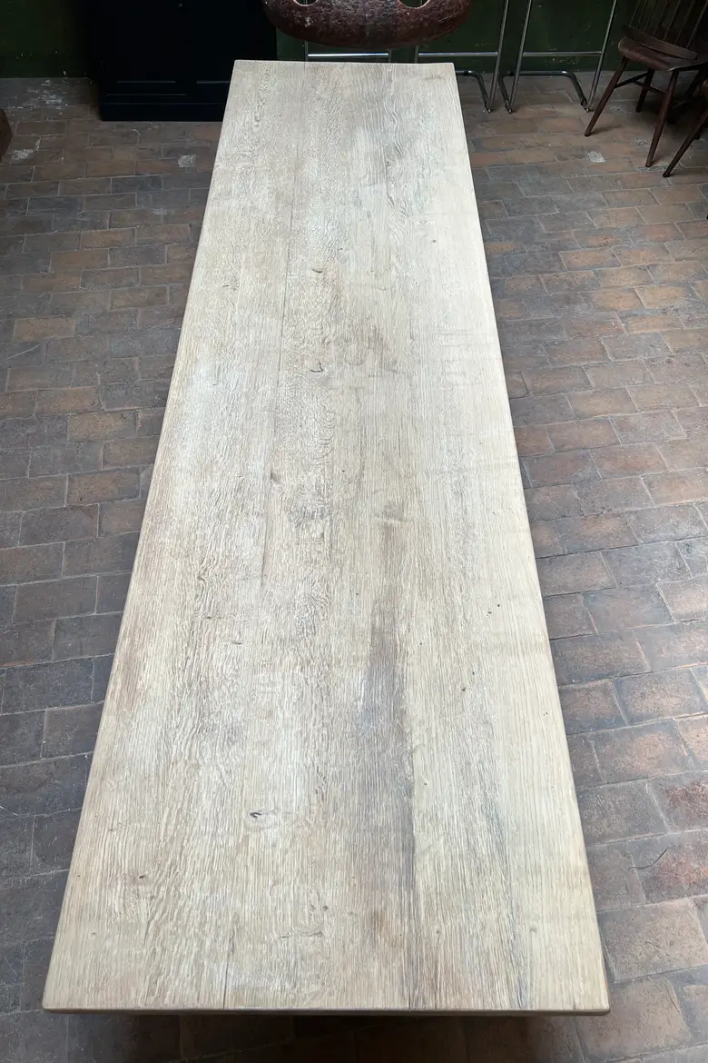 Grande table ancienne en chêne clair avec 2 rallonges