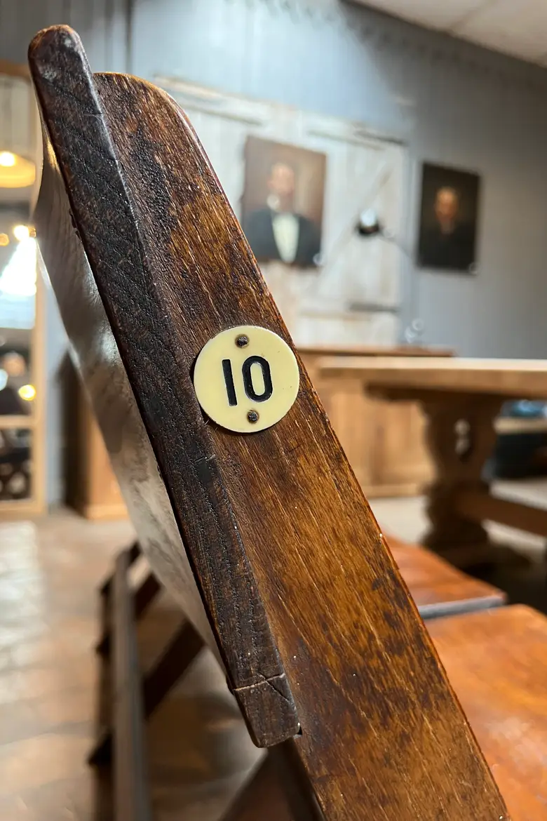 Ancien banc de cinéma en frêne Début XXème