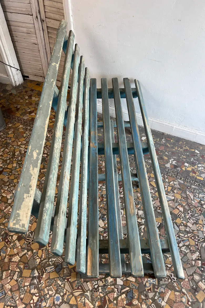 Ancien banc de jardin en bois – Patine bleue d’origine