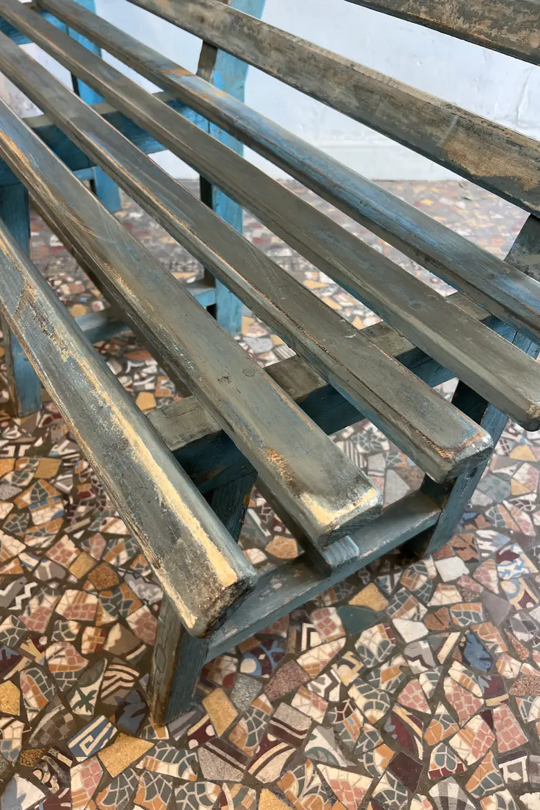 Ancien banc de jardin en bois – Patine bleue d’origine