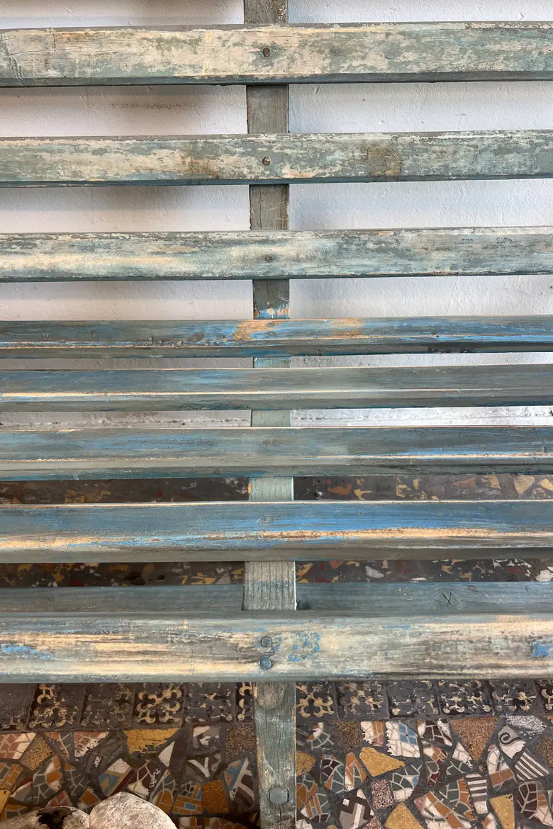 Ancien banc de jardin en bois – Patine bleue d’origine