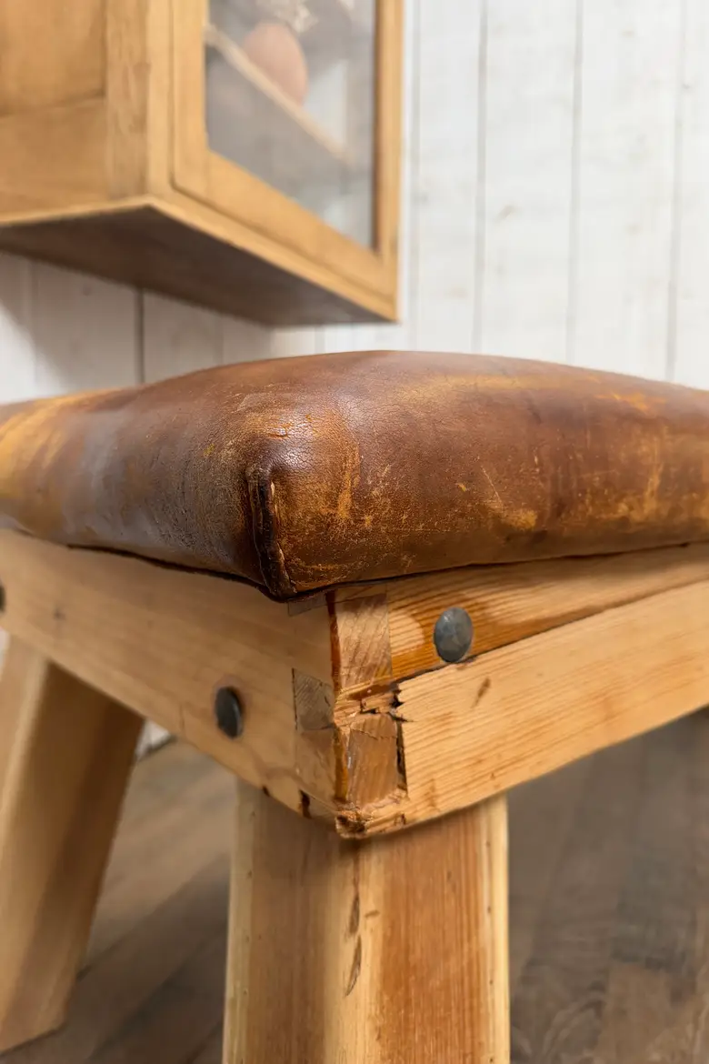 Ancien banc de sport en cuir vintage