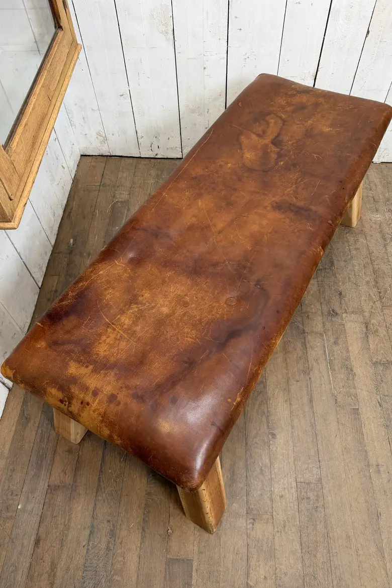Ancien banc de sport en cuir vintage