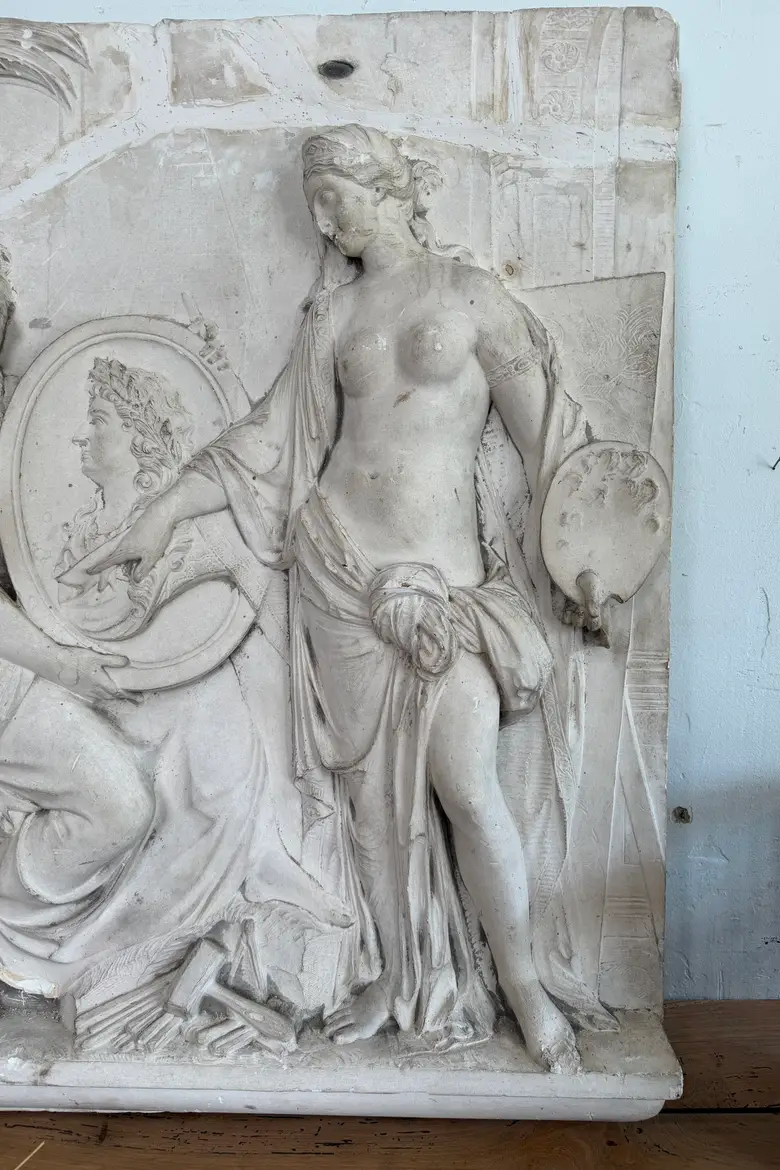 Ancien bas-relief en plâtre – Fin XIXe / début XXe siècle