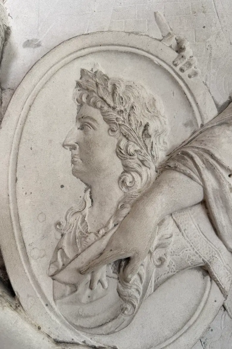 Ancien bas-relief en plâtre – Fin XIXe / début XXe siècle