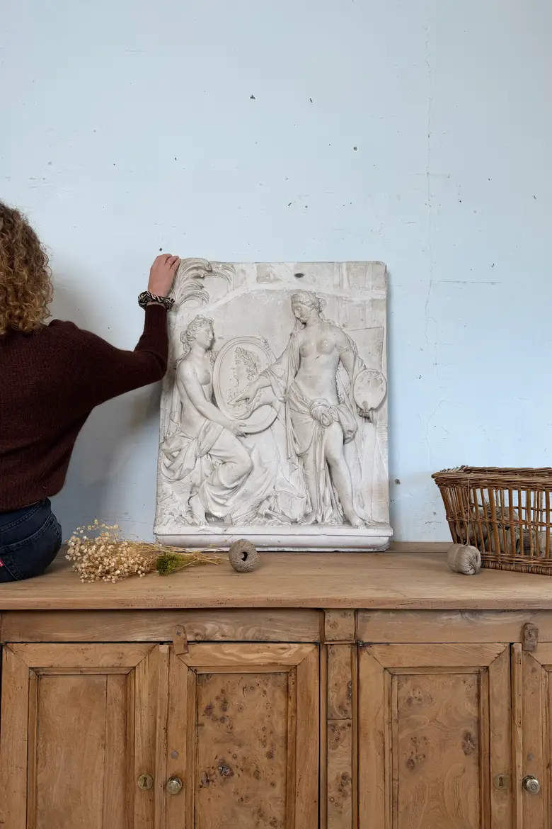 Ancien bas-relief en plâtre – Fin XIXe / début XXe siècle